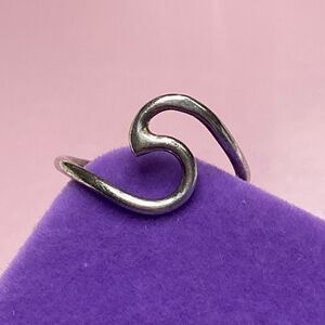 💛 925 Minimalist Ocean Wave Ring